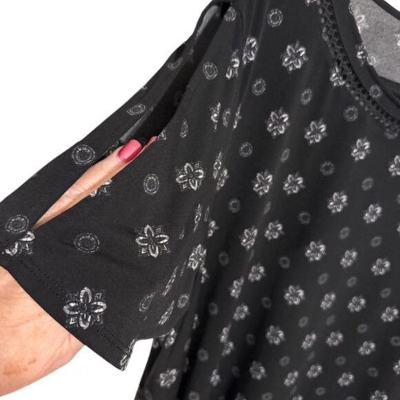 CATHERINE'S Tops - ❤️PRISTINE BLACK SUBTLE PRINT TOP w/NECKLINE & SLEEVE DETAIL   1X      #Z